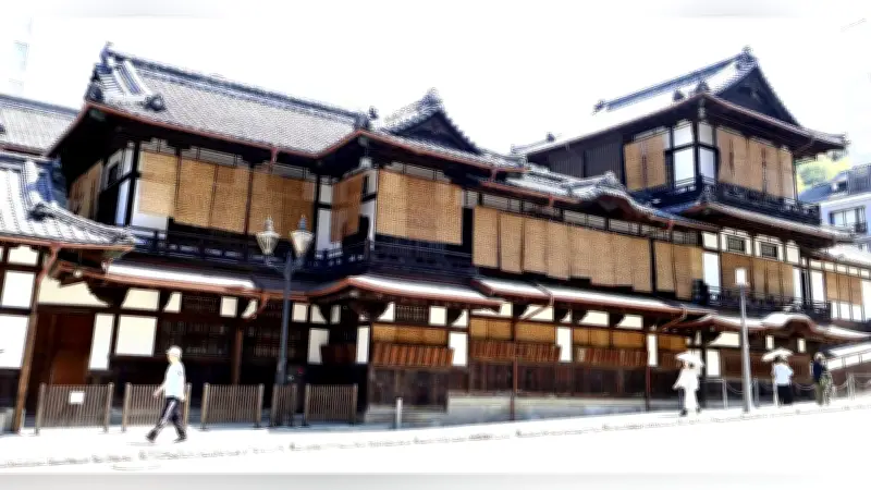 道後温泉本館、夏の風物詩「すだれかけ」で涼やかな装いに