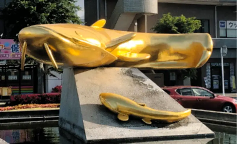 埼玉・吉川市「なまずの里」を散策！金色の像やマンホール、ナマズ料理も