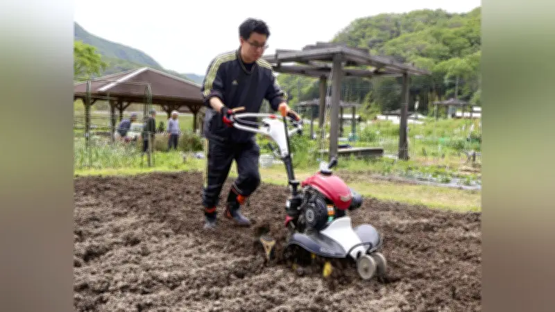 岡山の市民農園で農業挑戦、新人記者が耕運機に悪戦苦闘