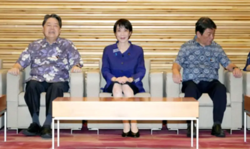 首相、「かりゆし」姿で閣議　６月恒例行事、沖縄知事が贈呈