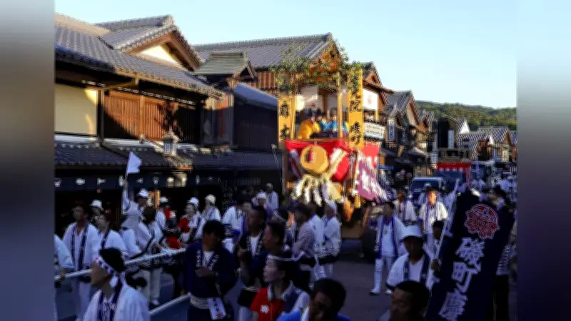 伊勢神宮式年遷宮へ「慶光院曳」、内宮に神聖なヒノキを奉曳