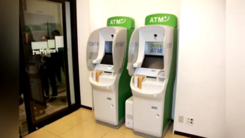 ファミマに初のセブン銀行ATM設置、緑色デザインで電子マネー対応