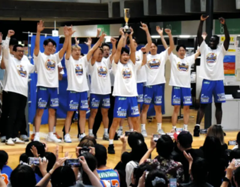 男子バスケB3・立川ダイスが初優勝、ファン200人が市役所で歓喜