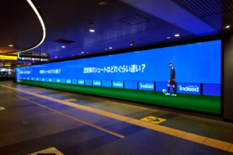 堂安律の時速120キロシュートを体感！渋谷駅に巨大サイネージ出現
