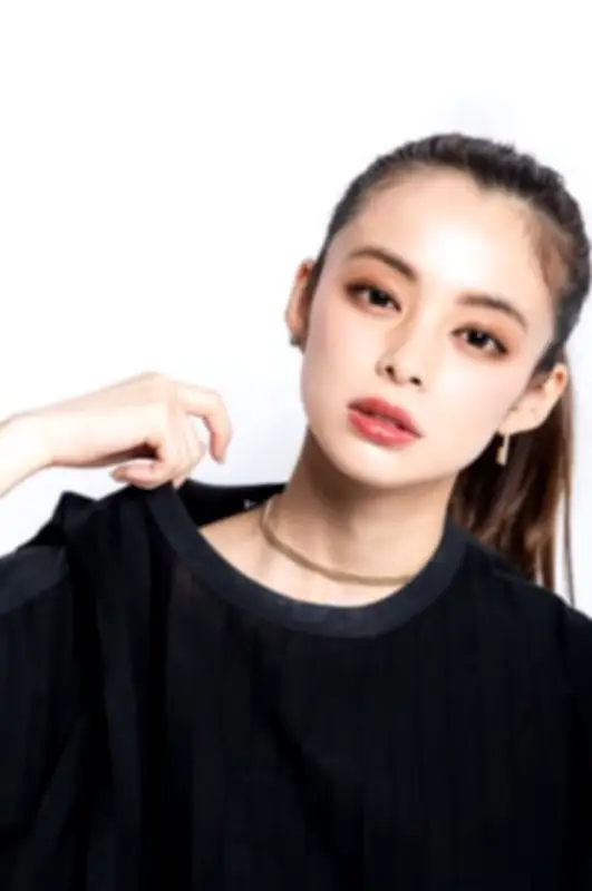 「FIFA公認美女」SHONO、W杯現地で美腹筋披露！オランダ戦2-2に歓喜