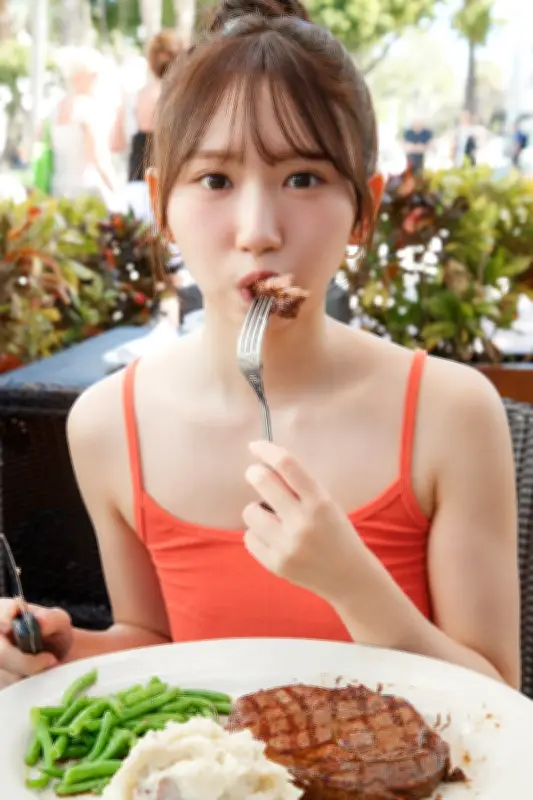 日向坂46・藤嶌果歩、1st写真集からステーキほおばる「もぐもぐカット」解禁