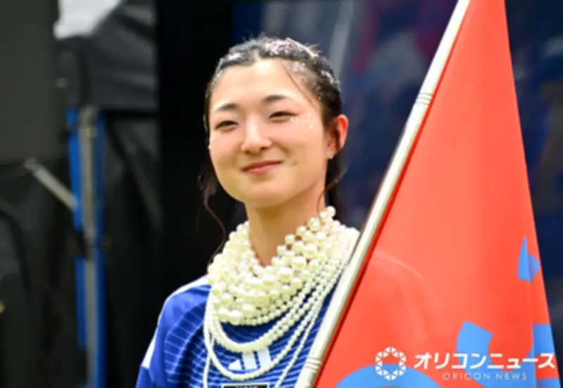 坂本花織、サムライブルーにド派手ネックレスでサッカーイベント登場「重かった」