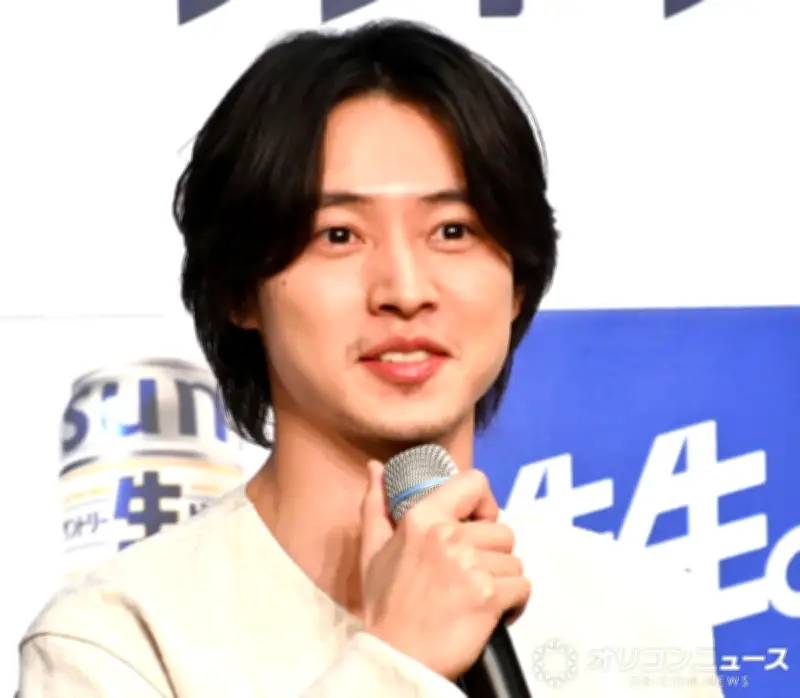 山崎賢人、マネージャー撮影のオフショットで脚長スタイルに絶賛の声