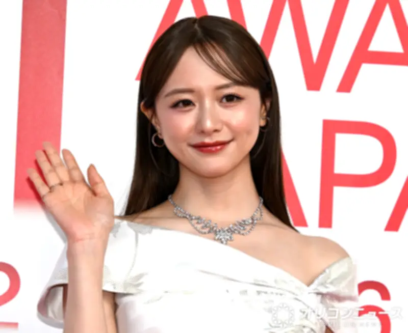 森香澄、白ドレス姿で「MUSIC AWARDS JAPAN 2026」に登場「華やかな場に相応しいような」