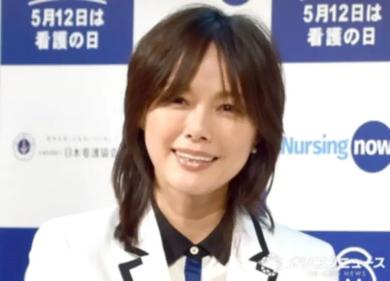 相川七瀬、赤法被で田植え「今年で13回目」 総社赤米大使として子どもたちと交流