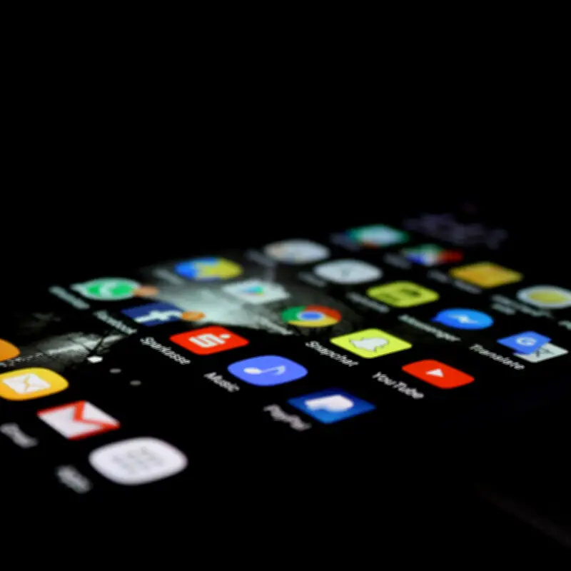 スマホのブルーライトは睡眠に影響しない？眠れない夜の過ごし方