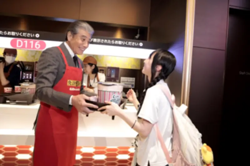 舘ひろし、名古屋凱旋でポップコーン配布 赤エプロン姿のサプライズ接客に歓声