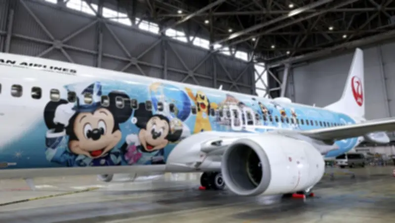 TDS25周年記念、日航特別機が羽田でお披露目 機体や座席カバーにミッキー