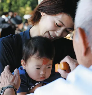 栃木・足利の奇祭「初山ペタンコ祭り」、子どもの額に元気印の朱印