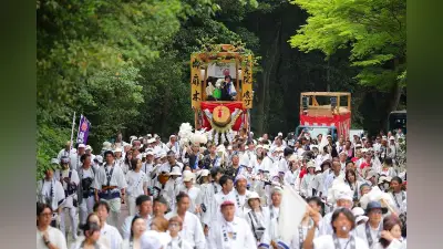 伊勢神宮式年遷宮へ「慶光院曳」、内宮にヒノキ運ぶ特別な陸曳