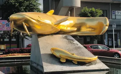 埼玉・吉川市「なまずの里」を散策！金色の像やマンホール、ナマズ料理も
