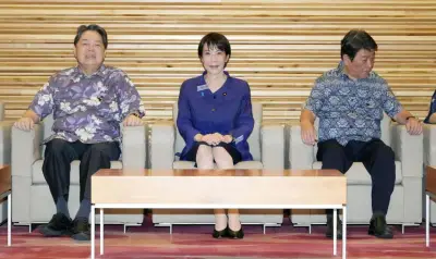 首相、「かりゆし」姿で閣議　６月恒例行事、沖縄知事が贈呈