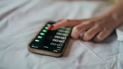 スマホ依存を断つ行動経済学の仕掛け：充電コード短く、画面白黒に