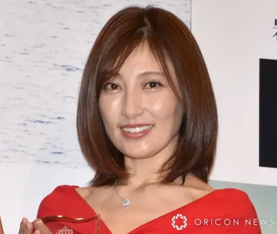 熊田曜子、44歳でポールダンス披露 鍛え上げた腹筋と美脚に絶賛の声
