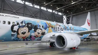 TDS25周年記念、日航特別機が羽田でお披露目 機体や座席カバーにミッキー
