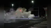 消火器噴射で予告、交差点に100人超集結 逃走中に事故で1人重体