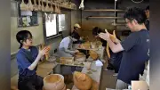 小鹿田焼の里で民芸学ぶ 日田・皿山地区に陶工ら30人集う