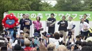 「ミャクミャク様に会いたい」ファン300人が金剛山登山、万博キャラとのふれあいイベント開始