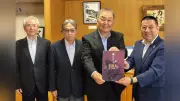 吉川広家公400年祭の記念誌を岩国市教委に寄贈 岩国発展の功績を次世代へ