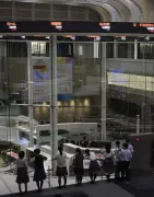 東証午前終値809円安、高値警戒で売り優勢 半導体関連下落