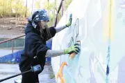 多摩モノレール延伸を盛り上げる巨大スプレーアート、武蔵村山に登場