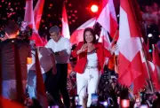 父に続く日系ペルー大統領なるか、ケイコ氏決選投票へ