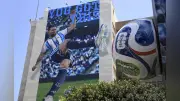 メッシ選手の巨大壁画、ロスのホテルにボールめり込む迫力のアート