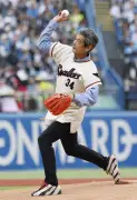 金田正一さんの息子で俳優の賢一さん、ヤクルト戦で始球式を務める