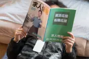 工場で「色を作る」仕事：粉から生まれる世界の色彩と職人技