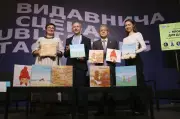 ウクライナの子、絵本で癒やそう　美智子さま作品など学校や病院に