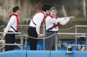 天皇陛下、荒川の水門を視察　災害対策支援船から隅田川氾濫防止施設を調査