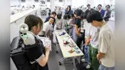 読売新聞、分身ロボット「オリヒメ」導入 障害ある社員が遠隔操作で会社見学をガイド