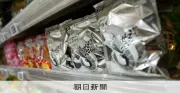 白黒パッケージの「かっぱえびせん」都内スーパーに登場、中東危機でインク調達不安定