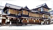 道後温泉本館、夏の風物詩「すだれかけ」で涼やかな装いに