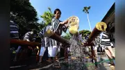 博多祇園山笠の準備本格化、「棒洗い」で舁き棒を清める