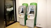 ファミマに初のセブン銀行ATM設置、緑色デザインで電子マネー対応