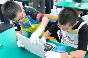 富士通、親子でノートPC組み立てとAIゲーム制作体験を提供