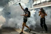 ジュネーブ反G7デモが暴徒化、警察が催涙ガスで対応 国連施設も被害