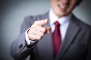 自分のことを棚に上げて指摘する人への対処法と原因を徹底解説