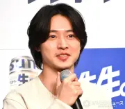 山崎賢人、マネージャー撮影のオフショットで脚長スタイルに絶賛の声