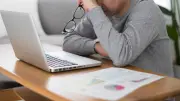 スマホ長時間使用が招く網膜剥離や緑内障のリスクとは？眼科医が警鐘