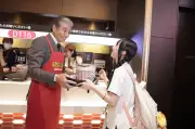 舘ひろし、名古屋凱旋でポップコーン配布 赤エプロン姿のサプライズ接客に歓声